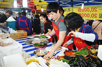 하단포구 웅어축제 상인 사진